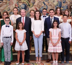 Doña Letizia junto a los representantes del Centro de Educación Infantil y primaria “Andalucía”, de Fuengirola (Málaga)