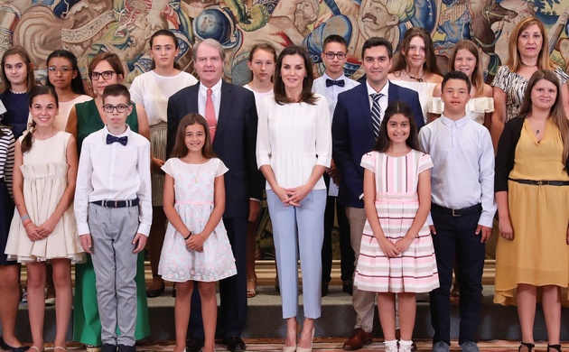 Doña Letizia junto a los representantes del Centro de Educación Infantil y primaria “Andalucía”, de Fuengirola (Málaga)