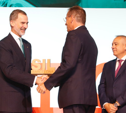 Su Majestad el Rey entrega el Premio Digitalización de la Cadena de Suministro a SEAT. Recoge el premio Christian Vollmer, vicepresidente de Producció