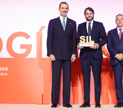 Su Majestad el Rey junto al director de Relaciones Institucionales y Gubernamentales de Ford España, premio Sostenibilidad Logística y al presidente d