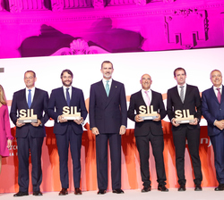 Su Majestad el Rey junto a los premiados del Salón Internacional de Logística