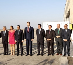 Su Majestad el Rey junto a las autoridades que le recibieron a su llegada a la Base Naval de Rota
