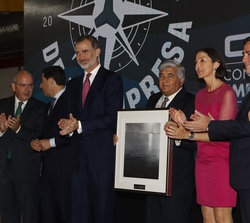 Don Felipe junto al presidente de Bodegas Barbadillo, Manuel Barbadillo