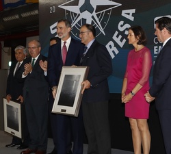 Don Felipe, junto al presidente de la Bodega Caballero, instantes después de la entrega del galardón