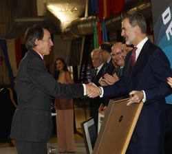 Don Felipe hace entrega del galardón concedido a Gonzalez Byass a su presidente, Mauricio González Gordon