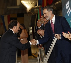Gerardo Landaluce, presidente de la Autoridad Portuaria de la Bahía de Algeciras, recoge la distinción de manos de Su Majestad el Rey