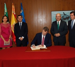Su Majestad el Rey firma en el libro de honor de la CEC
