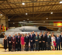 Don Felipe, junto a los miembros del Comité Ejecutivo de la CEC