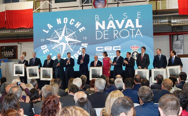 Su Majestad el Rey, acompañado por todos los premiados, al término de la ceremonia de entrega de distinciones