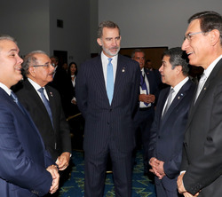 Su Majestad el Rey junto a otros dignatarios momentos antes de la ceremonia de Traspaso de Mando Presidencial