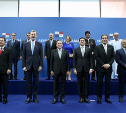 Su Majestad el Rey junto a Su Excelencia el Presidente Laurentino Cortizo y los demás dignatarios y Jefes de Estado presentes en la Ceremonia de Trasp