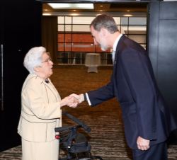 Don Felipe durante el encuentro con miembros de la colectividad española