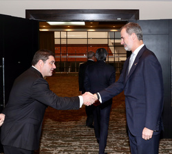 Don Felipe durante el saludo a miembros de la colectividad española