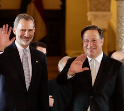 Su Majestad el Rey y el Presidente de la República de Panamá, Juan Carlos Varela, momentos antes de la cena ofrecida por el Presidente panameño