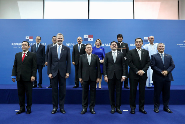 Su Majestad el Rey junto a Su Excelencia el Presidente Laurentino Cortizo y los demás dignatarios y Jefes de Estado presentes en la Ceremonia de Trasp