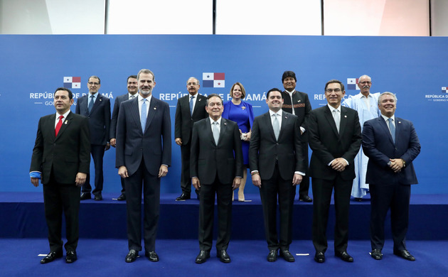 Su Majestad el Rey junto a Su Excelencia el Presidente Laurentino Cortizo y los demás dignatarios y Jefes de Estado presentes en la Ceremonia de Trasp