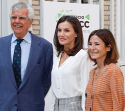 Su Majestad la Reina a su llegada Junta de Madrid de la AECC, junto al presidente de la AECC, Ignacio Muñoz Pidal y la presidente de la AECC de Madrid