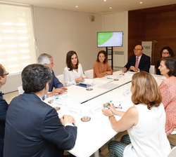 Doña Letizia durante la reunión de trabajo de la Asociación Española Contra el Cáncer