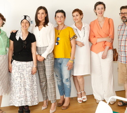 Doña Letizia junto a un grupo de pacientes del taller online