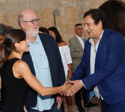 Doña Letizia recibe el saludo del director de cine, Agustí Villaronga