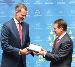 Su Majestad el Rey recibe de manos del presidente de la FEMP la Llave de Oro de la Munipalidad