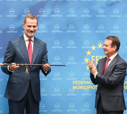 Su Majestad el Rey con el bastón de mando