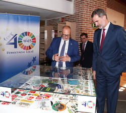 Su Majestad el Rey durante su recorrido por la exposición “40 años de democracia local: 3 abril 1979, elecciones municipales”