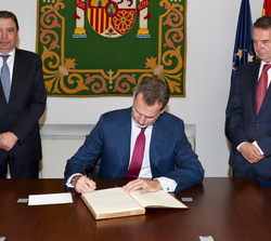 Su Majestad el Rey firma en el Libro de Honor de la FEMP