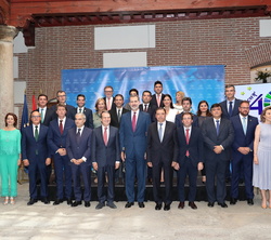 Fotografía de grupo de Su Majestad el Rey con la Junta de Gobierno de la FEMP