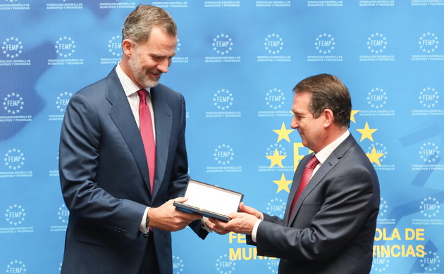 Su Majestad el Rey recibe de manos del presidente de la FEMP la Llave de Oro de la Munipalidad