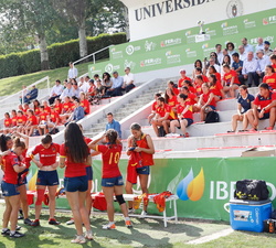 Su Majestad la Reina en la grada junto a de jóvenes de entre 16 y 17 años participantes en el curso de la academia de Rugby, durante el entrenamiento