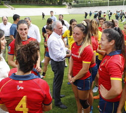 Su Majestad la Reina conversa con las jugadoras de la “Selección Nacional Femenina de Rugby 7”