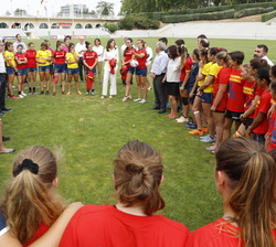 Su Majestad la Reina conversa con las jugadoras de la “Selección Nacional Femenina de Rugby 7”