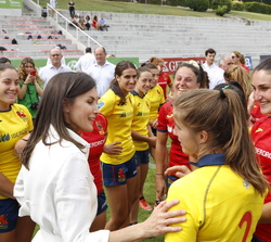Su Majestad la Reina conversa con las jugadoras de la “Selección Nacional Femenina de Rugby 7”