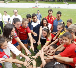 Su Majestad la Reina realiza el saludo de equipo con las jugadoras de la “Selección Nacional Femenina de Rugby 7”