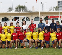 Fotografía de grupo de Su Majestad la Reina con las jugadoras de la “Selección Nacional Femenina de Rugby 7”