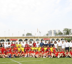 Fotografía de grupo de Su Majestad la Reina con las jugadoras de la “Selección Nacional Femenina de Rugby 7”, las autoridades y personalid