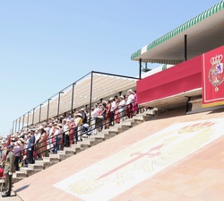 Su Majestad el Rey en la Tribuna Real durante el desarrollo del acto