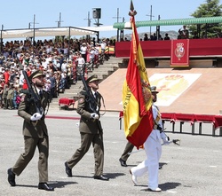 Su Majestad el Rey en la Tribuna Real durante el desfile militar al paso de la enseña nacional