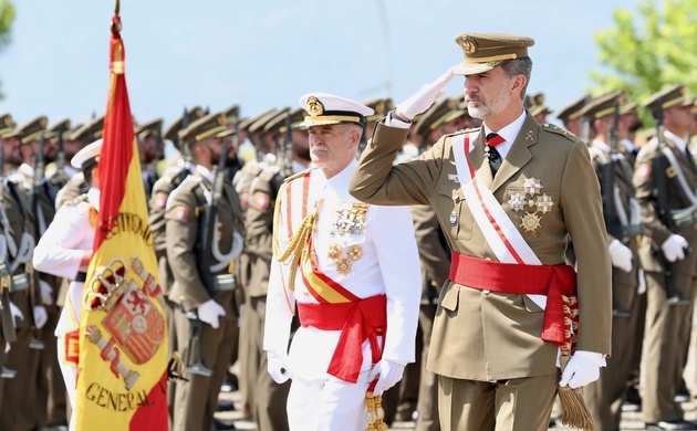 Su Majestad el Rey durante la revista a la formación