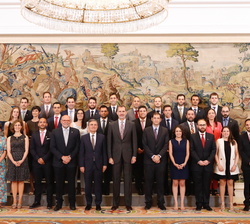 Fotografía de grupo de Su Majestad el Rey con los nuevos Ingenieros Técnicos de Obras Públicas del Estado 