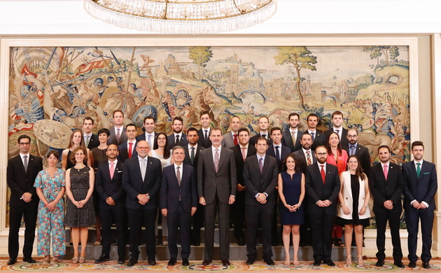 Fotografía de grupo de Su Majestad el Rey con los nuevos Ingenieros Técnicos de Obras Públicas del Estado 