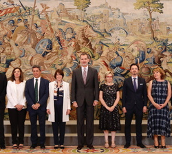 Fotografía de grupo de Su Majestad el Rey con una Comisión de Trabajo para la Conmemoración del 130º Aniversario de la Promulgación del Código Civil 