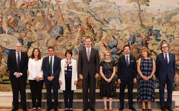 Fotografía de grupo de Su Majestad el Rey con una Comisión de Trabajo para la Conmemoración del 130º Aniversario de la Promulgación del Código Civil 