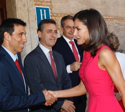 Su Majestad la Reina a su llegada al Parador de Almagro recibe el saludo del alcalde de Almagro, Daniel Reina