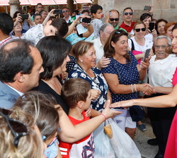 Su Majestad la Reina a su llegada a la Plaza Mayor recibe el saludo de los vecinos de Almagro