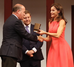 Su Majestad la Reina hace entrega del Premio de Accesibilidad Universal de Municipios a Manuel Barón, alcalde de Antequera (Málaga)