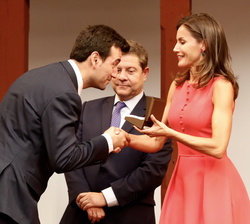 Su Majestad la Reina hace entrega del Premio de Accesibilidad Universal de Municipios a David Esteban, alcalde de Medina de Rioseco (Valladolid)