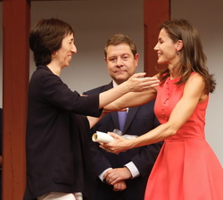 Su Majestad la Reina hace entrega del Premio de Tecnologías de la Accesibilidad a Concepción María Díaz, presidenta de la Confederación Estatal de Per