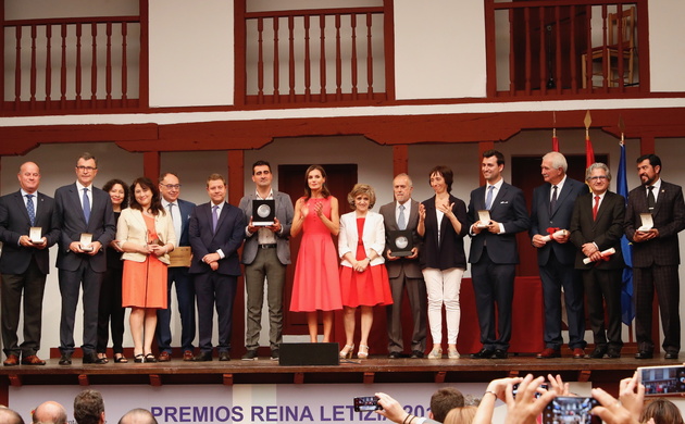 Fotografía de grupo de Doña Letizia con los galardonados y las autoridades asistentes